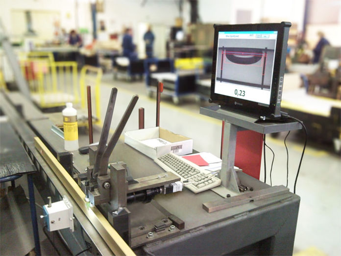 Machine vision system for precise spirit level calibration